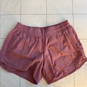 Lululemon Hotty Hot Low-Rise Lined Short 4” in size 6